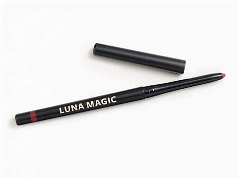 How to create the perfect lip contour with the Luna Maagic Lip Liner in Amrocito